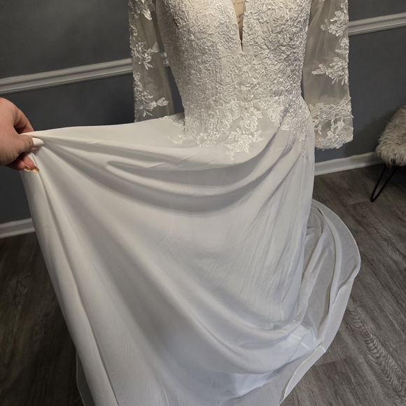 Elegant White Lace Wedding Dress - Picture 3 of 9